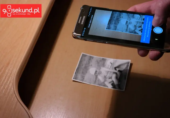 Telefon Samsung działa jako skaner zdjęć, cyfrowo archiwizując stare fotografie.