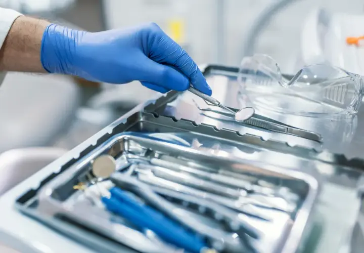 Dentysta z bólem: Kiedy musi przyjąć? Jak znaleźć pomoc?