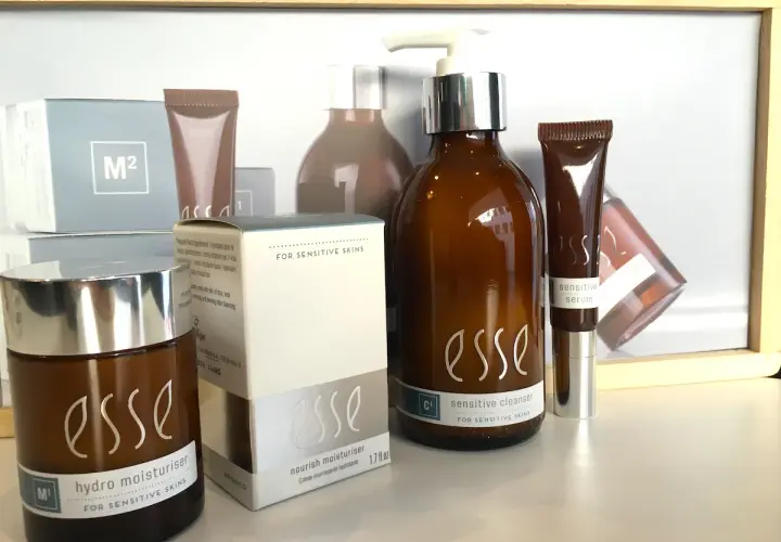 Esse hudvård med probiotika för känslig hud: en brun flaska med rengöring, en tub med serum och en burk med fuktkräm.