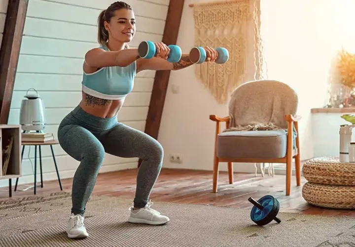 Cómo hacer gimnasia en casa y mantenerte activo sin equipo