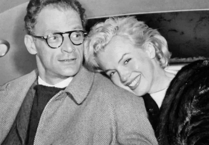Marilyn Monroe opiera głowę o ramię swojego męża, Arthura Millera.
