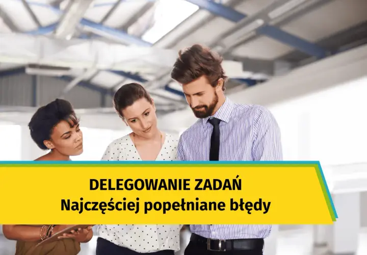 Zespół omawia zadania. Skuteczne oddelegowanie pracownika to klucz do sukcesu, unikaj typowych błędów.