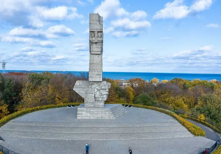 Pomnik Obrońców Wybrzeża na Westerplatte. Monumentalna rzeźba upamiętnia bohaterską historię obrony Polski.