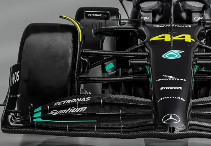 Przód czarnego bolidu F1 z numerem 44 i logo Petronas. Widoczny wskaźnik W14, opona i elementy aerodynamiczne.