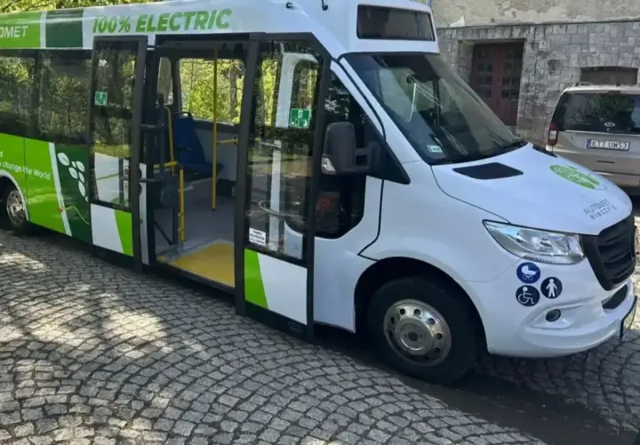 Elektryczny bus "100% ELECTRIC" na parkingu, gotowy do obsługi trasy do Morskiego Oka.