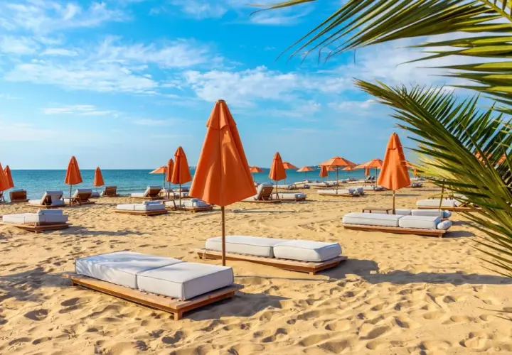 Słoneczna plaża w Złote Piaski, Bułgaria, z pomarańczowymi parasolami i leżakami na złotym piasku, gotowa na gości.