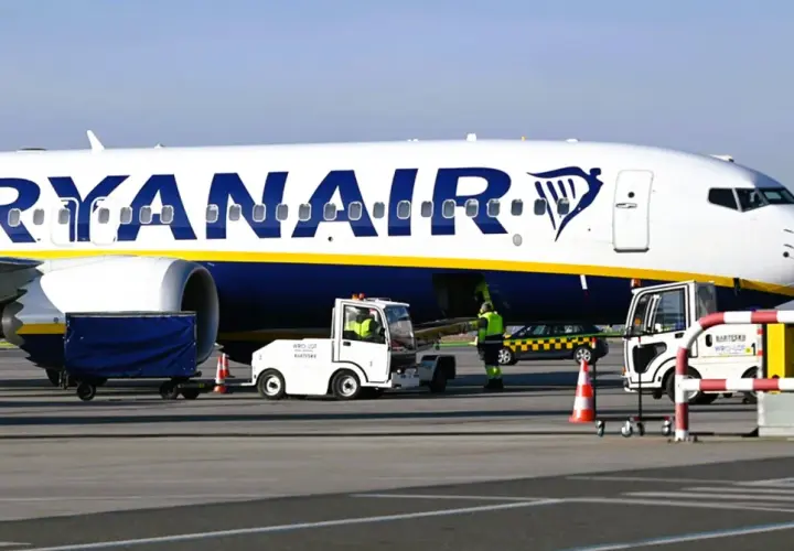 Samolot Ryanair na płycie lotniska. Zastanawiasz się, ile wcześnie można się odprawić w Ryanair?