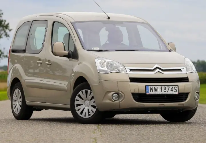Beżowy Citroen Berlingo 2 na drodze, z widocznym kierowcą za kierownicą.