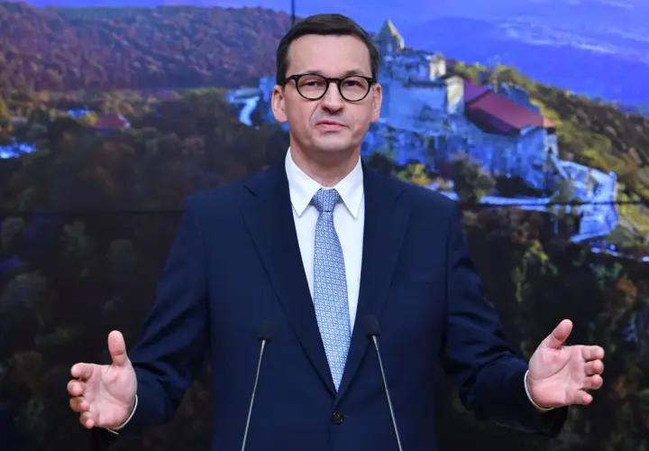 Mateusz Morawiecki w garniturze, przemawia na tle zamku. Czy zastanawiasz się, ile zarabia Morawiecki?