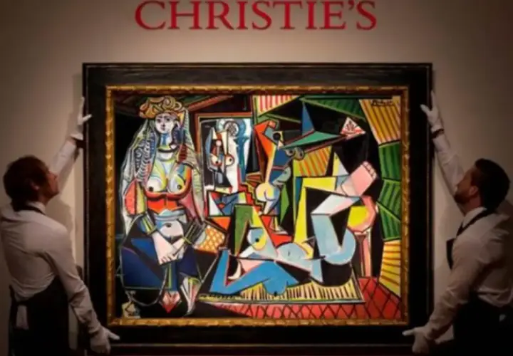 Zwei Männer in weißen Handschuhen präsentieren ein farbenfrohes Picasso-Gemälde unter dem Schriftzug "CHRISTIE'S".