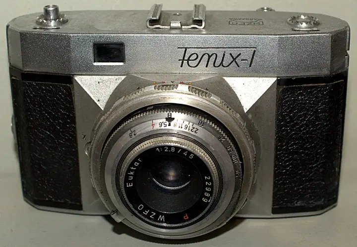 Klasyczny polski aparat fotograficzny sprzed lat, model Fenix-1 z obiektywem Euktar.
