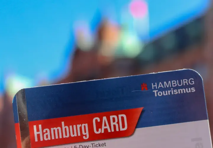 Hamburg CARD mit Logo von Hamburg Tourismus. Informieren Sie sich über die Hamburg CARD Kosten für Ihren Städtetrip.