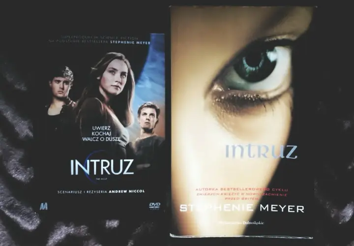 Intruz Stephenie Meyer: Recenzja. Czy warto dać się porwać tej historii?