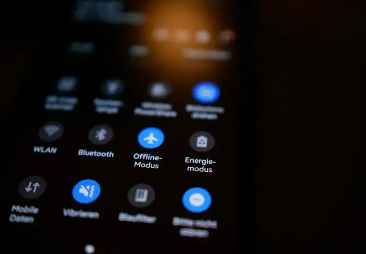 Ikona samolotu na ekranie telefonu wskazuje tryb samolotowy. Aby go wyłączyć, dotknij ikony.