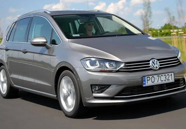 Szary Volkswagen Golf Sportsvan w ruchu drogowym. Wady tego modelu mogą dotyczyć np. wyciszenia kabiny.
