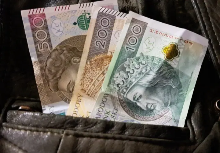 Złotówki w kieszeni kurtki. Czy to już najniższa krajowa netto?