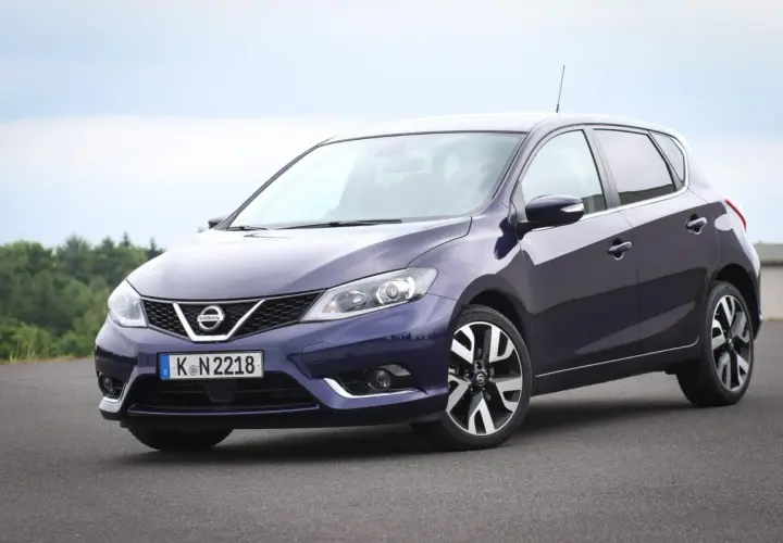 Dunkelblauer Nissan Pulsar 1.6 DIG-T mit Turbomotor, von vorne links fotografiert.