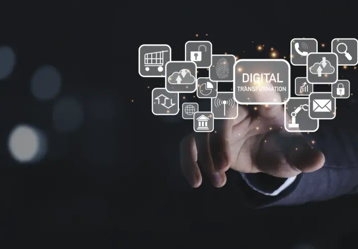 Mano interactuando con iconos de transformación digital: carrito de compras, candado, huella dactilar, nube, gráfico, teléfono, lupa, email, robot, banco.