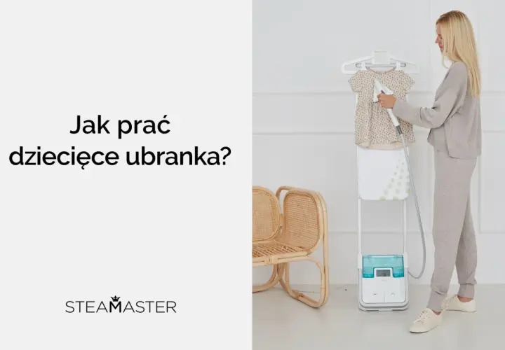 Kobieta paruje dziecięce ubranka. Dowiedz się, do kiedy prać ubranka dziecka osobno, by zapewnić mu higienę i komfort.
