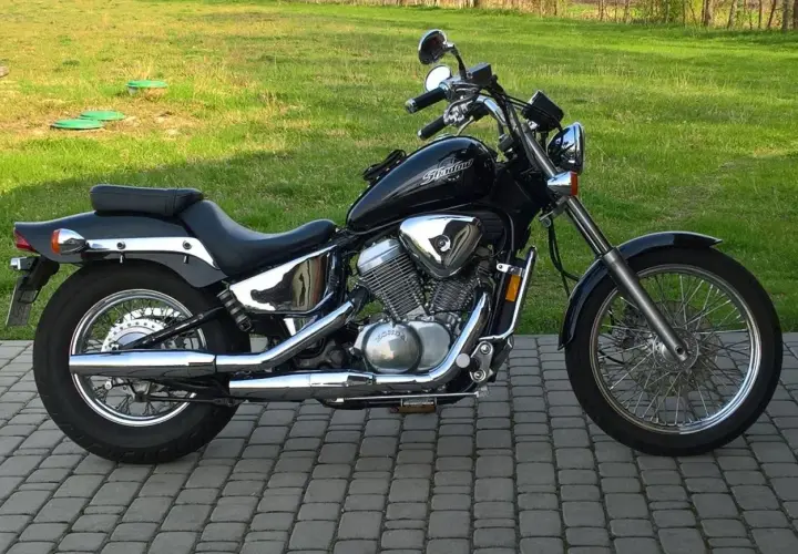Czarny motocykl Honda Shadow 600, klasyczny cruiser. Warto sprawdzić honda shadow 600 dane techniczne przed zakupem.
