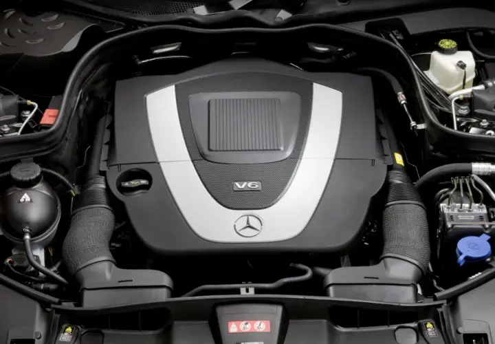 Silnik V6 Mercedesa, symbol niezawodności i mocy, jeden z najtrwalszych silników benzynowych tej marki.