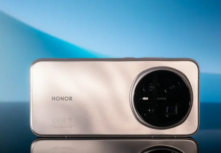 Złoty HONOR Magic 8 z modułem aparatów AI.