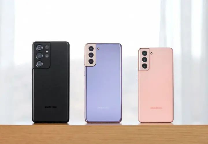Trzy telefony Samsung S21 w różnych kolorach: czarnym, fioletowym i różowym. Zwróć uwagę na ich smukłe samsung s21 wymiary.