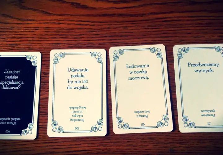 Karty do gry Cards Against Humanity po polsku: "Jaka jest pańska specjalizacja doktorze?", "Udawanie pedała, by nie iść do wojska.", "Ładowanie w cewkę moczową.", "Przedwczesny wytrysk.".