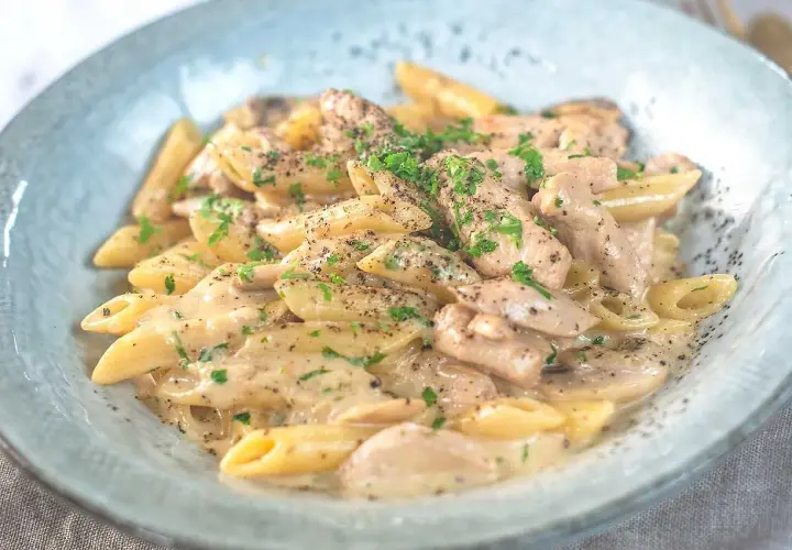 Krämig kyckling pasta med svamp och persilja, toppad med nymalen svartpeppar. En härlig middag!