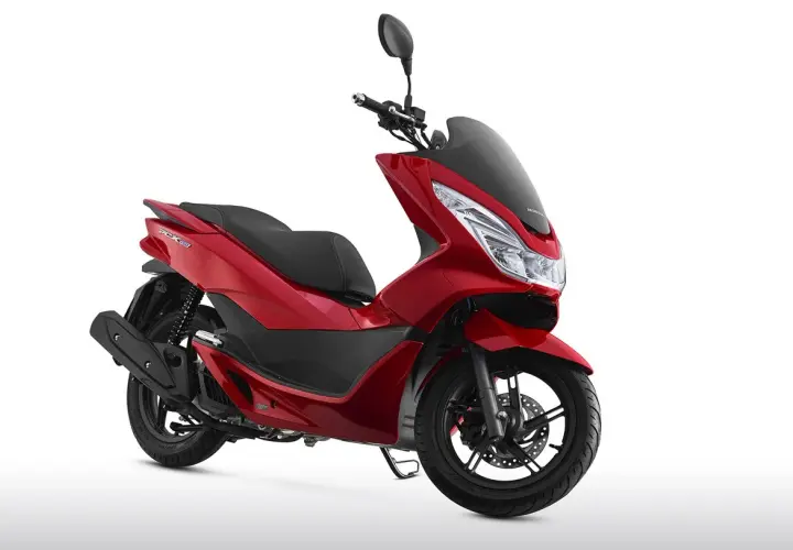 Scooter Honda PCX 125 roja, elegante y moderna, lista para rodar. ¡Qué pena que no arranca!