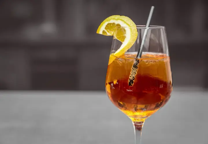 Orzeźwiający drink z Metaxą, lodem i plasterkiem cytryny. Idealny na letnie wieczory. Metaxa z czym pić? Z cytryną i lodem!