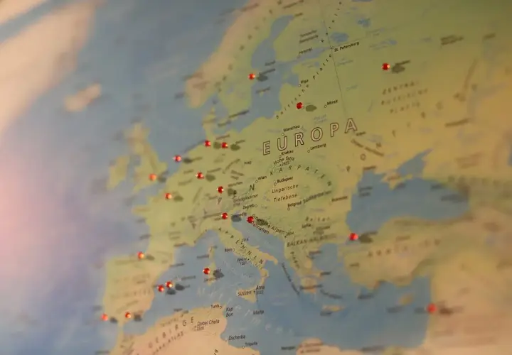 Mapa Europy z zaznaczonymi czerwonymi pinezkami miejscami, w tym Krakau.