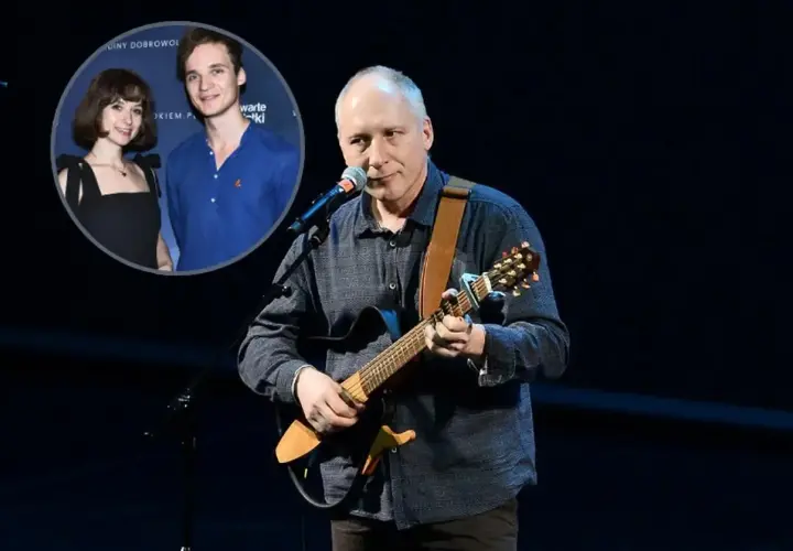 Kuba Sienkiewicz gra na gitarze, a w tle widać zdjęcie jego żony z młodym mężczyzną.