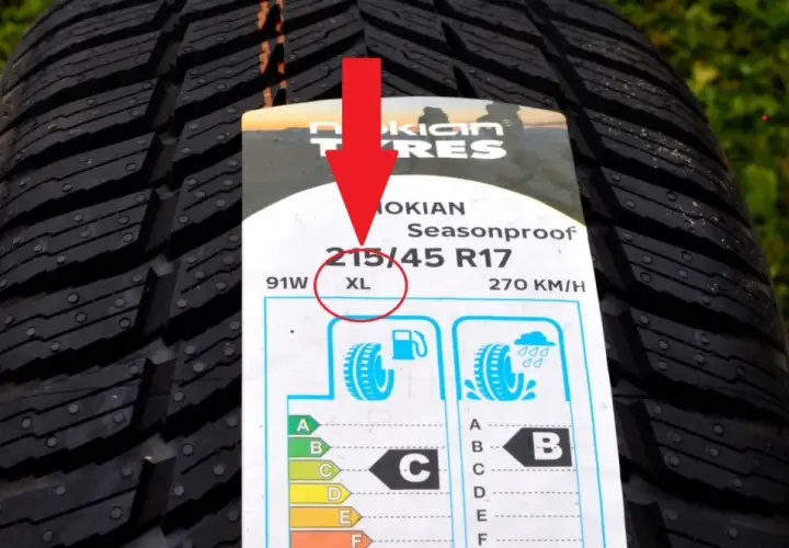 Opona Nokian z oznaczeniem XL. XL oznacza, że opona ma wzmocnioną konstrukcję i wyższy indeks nośności.