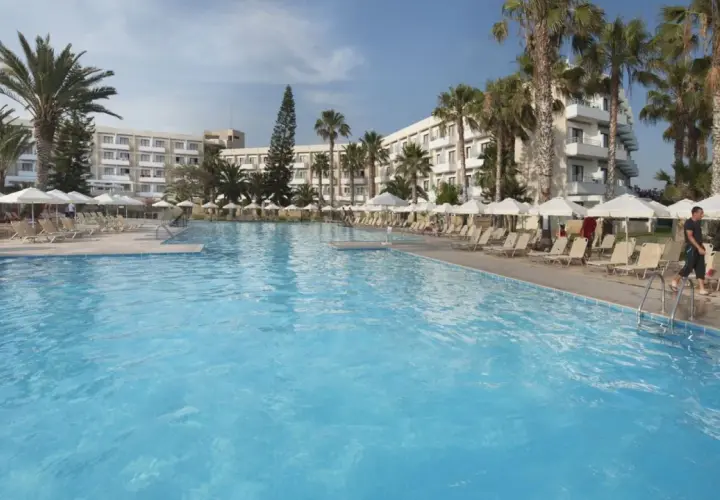 Basen hotelowy Louis Phaethon Beach. Opinie gości często podkreślają jego urokliwy wygląd i atmosferę relaksu.