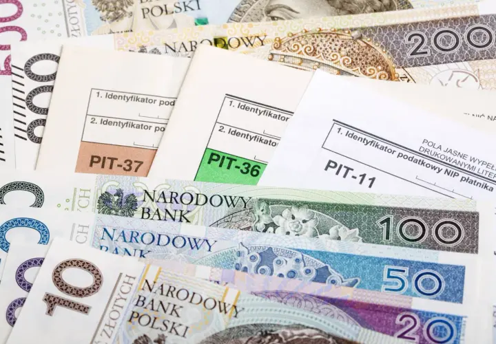 Polskie banknoty i formularze PIT-11, PIT-36, PIT-37. Rozliczenie podatków i progi podatkowe w Polsce.