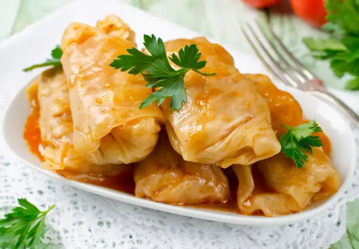 Gołąbki w sosie pomidorowym, pyszne i sycące. Ile kcal mają? Zależy od nadzienia!