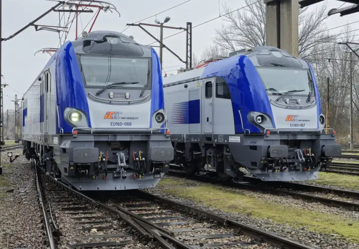 Dwie nowoczesne lokomotywy Newag EU160 PKP Intercity stoją na torach.