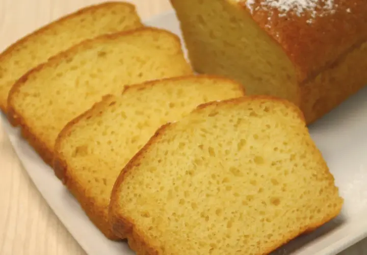 Pokrojona babka waniliowa na talerzu, pachnąca i puszysta, idealna na deser.