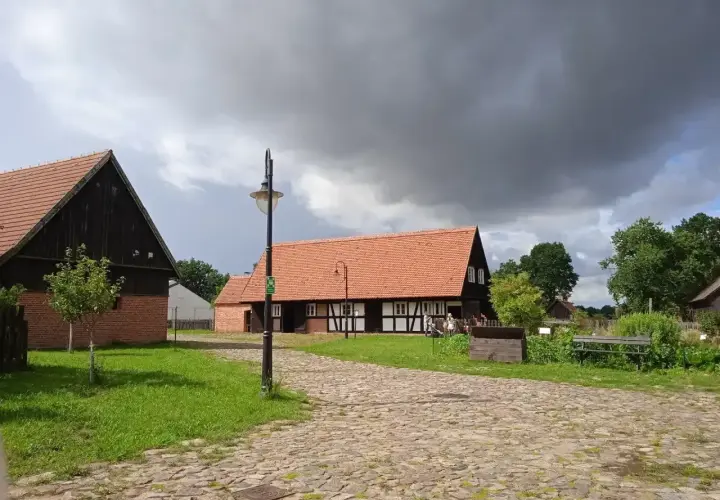 Swołowo atrakcje: brukowana droga prowadzi do tradycyjnych domów podcieniowych.