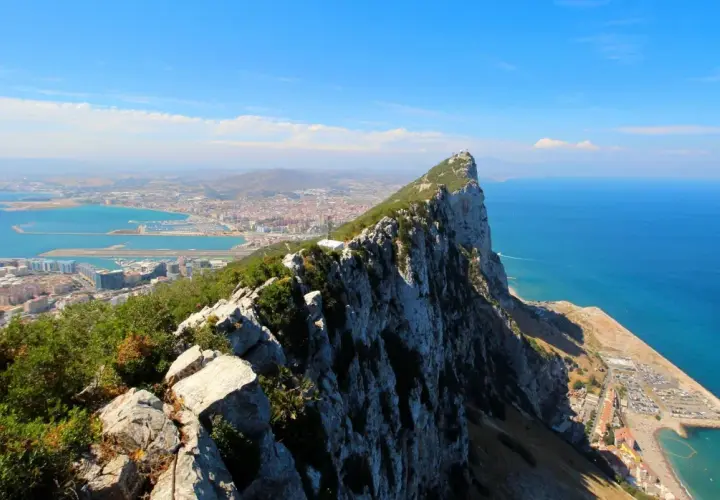 Widok z Góry Gibraltarskiej na miasto, morze i odległe wybrzeże Afryki.
