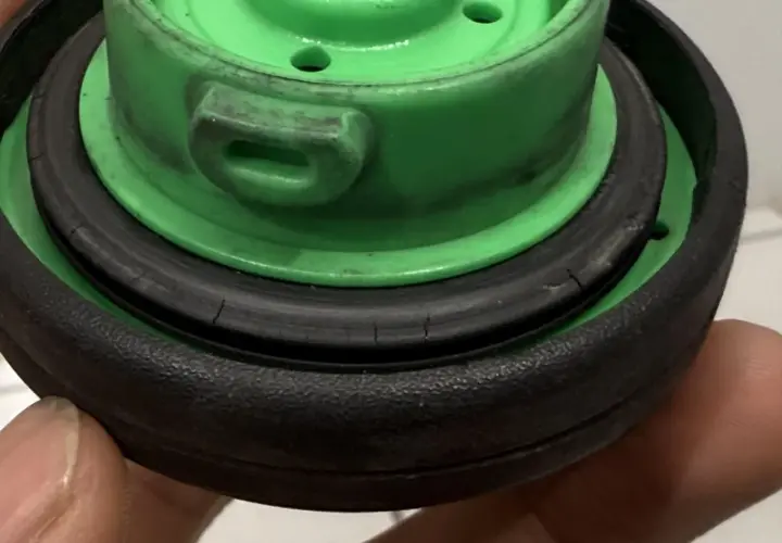 Grüner Tankdeckel mit schwarzem, rissigem Dichtungsring, passend für VW p0441.