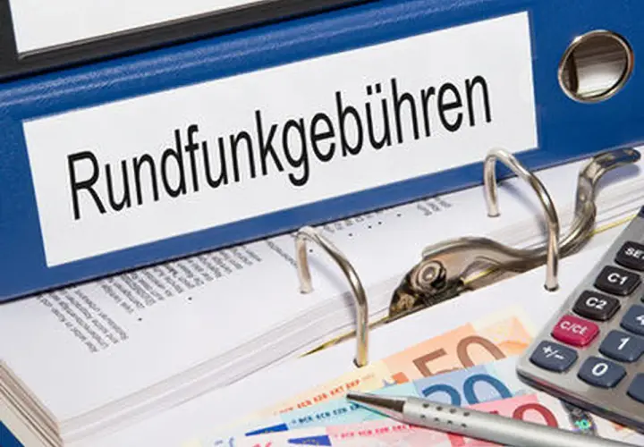 Ordner mit "Rundfunkgebühren" beschriftet. Geld und Taschenrechner liegen daneben. Antrag auf **gez befreiung wohngeld** möglich.