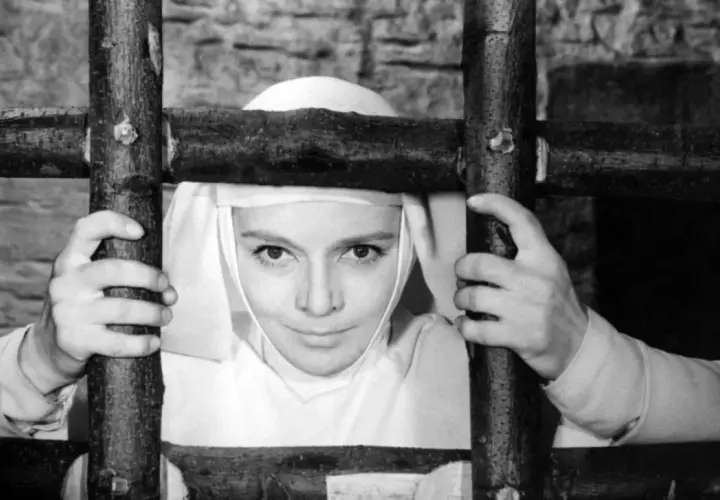 Młoda zakonnica za kratami, scena z jednego z najlepszych starych polskich filmów.