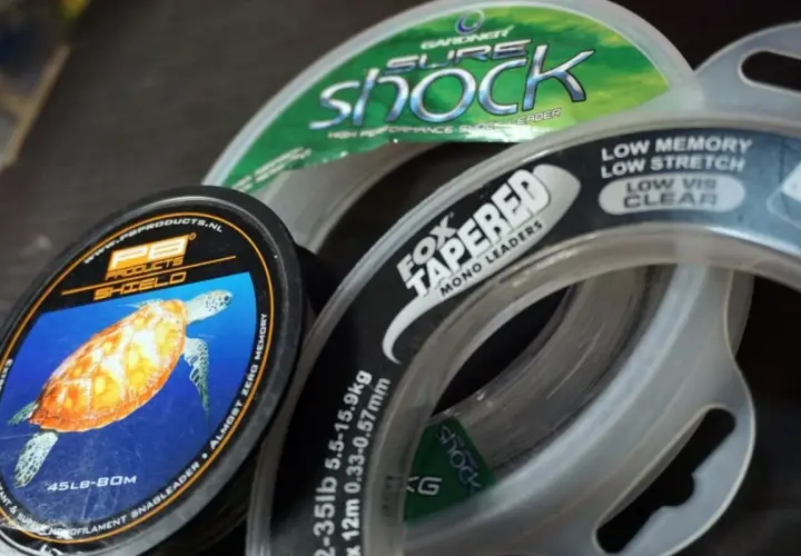 Zwoje żyłek wędkarskich: PB Products Shield z żółwiem, Fox Tapered Mono Leaders i Gardner Sure Shock.