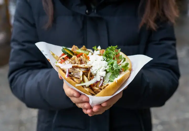 Jak się pisze kebab czy kebap? Odkryj poprawną pisownię w polskim