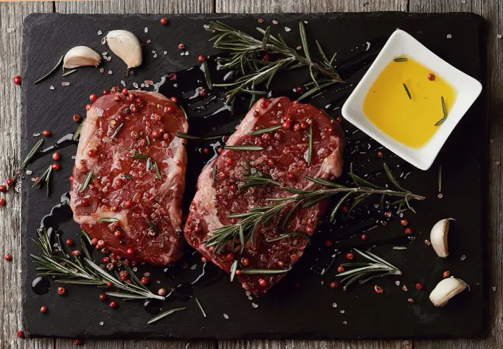 Jak przygotować dziczyznę do pieczenia, by była soczysta i aromatyczna