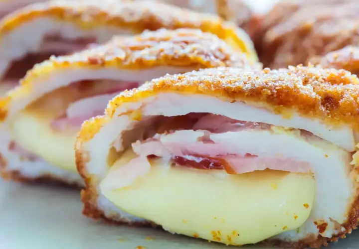 Cordon bleu croustillant, garni de jambon et de fromage fondant. Un délice à savourer !