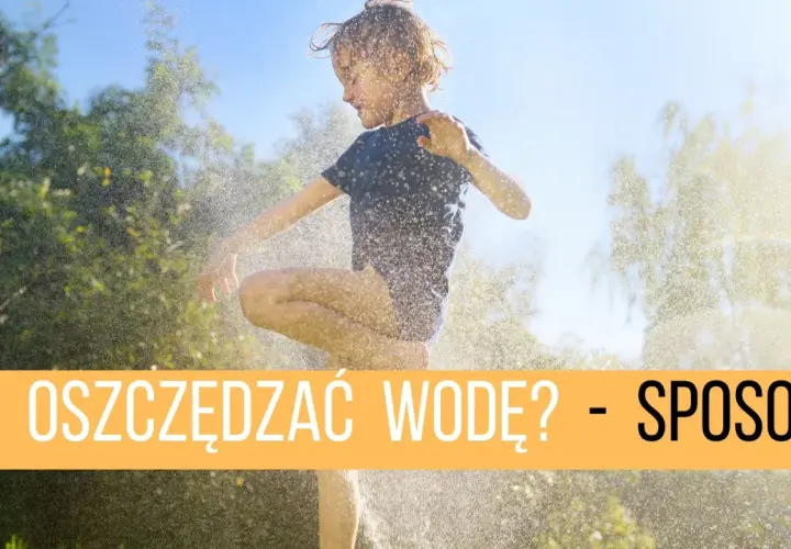 Dziecko cieszy się wodą, przypominając, dlaczego warto oszczędzać wodę.