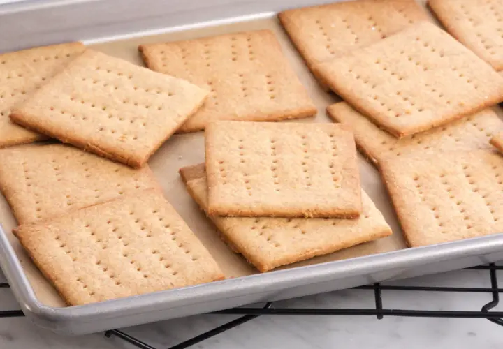 Galletas cuadradas con agujeros, perfectas como graham crackers equivalente en España para postres.